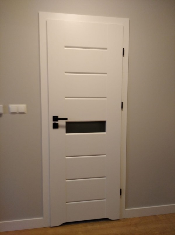 Tiradores SULLA en una puerta blanca - realización del proyecto en Villeneuve-Loubet
